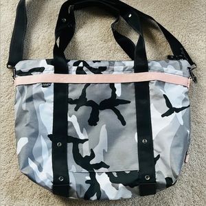 The ANDI tote camo crossbody bag